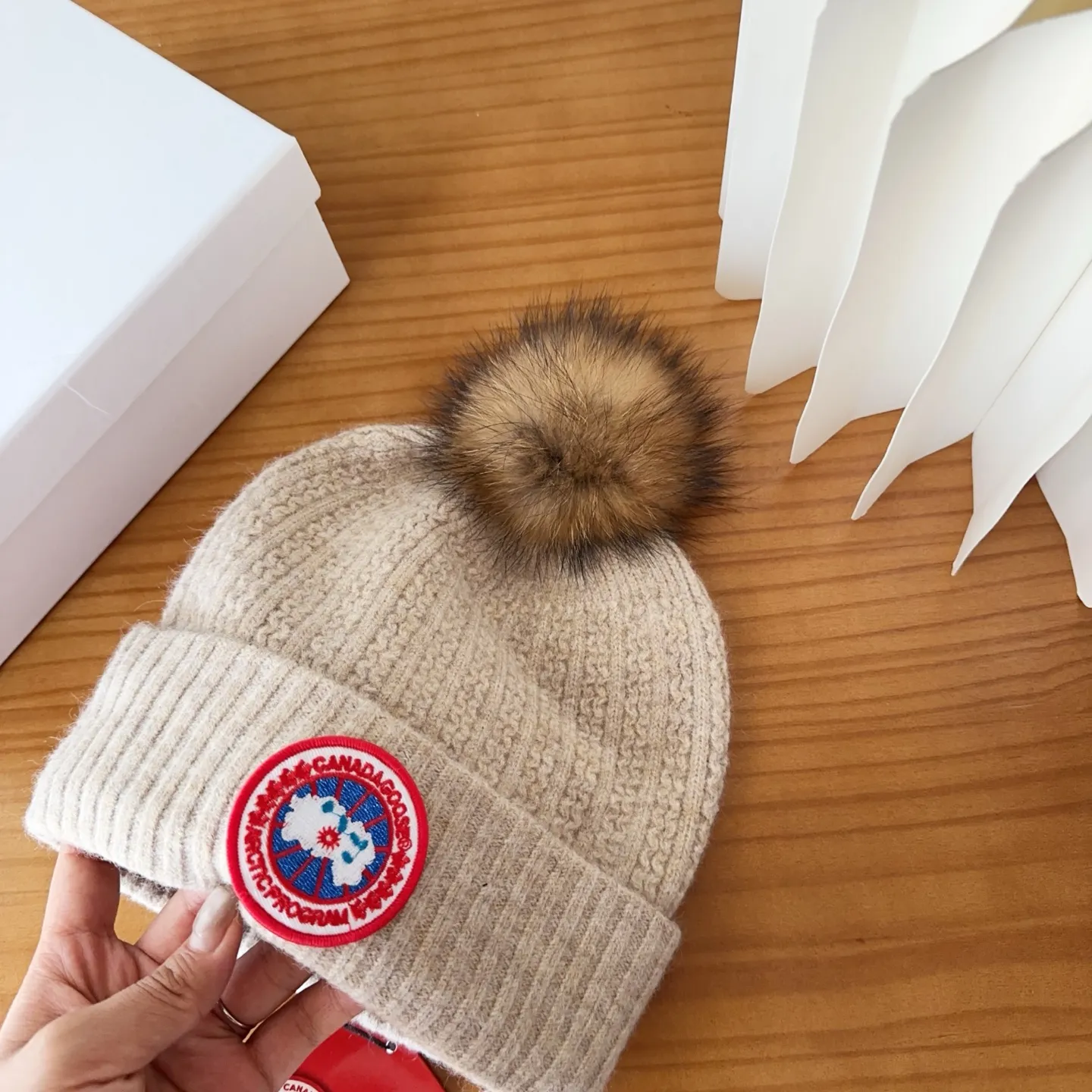 💰74 CANADA GOOSE Canada Goose winter warm cashmere cold hat. Rabbit wool material, thick feel, not easy to deform. Fashionable and versatile couple hat, imported embroidery logo, cashmere cotton yarn, head circumference: 55-58cm